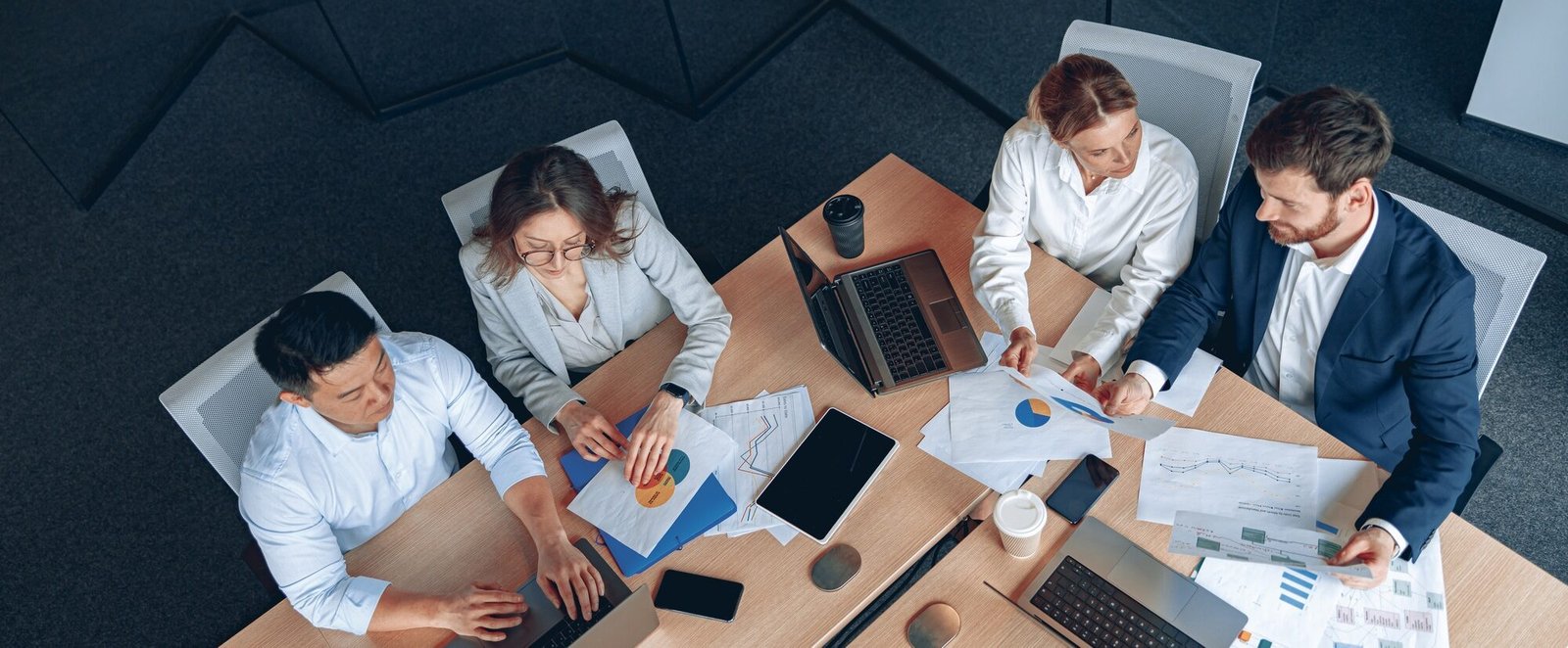 منظر علوي لاجتماع عصف ذهني لوكالة إبداعية. الفريق يناقش خارطة طريق لإطلاق المنتج